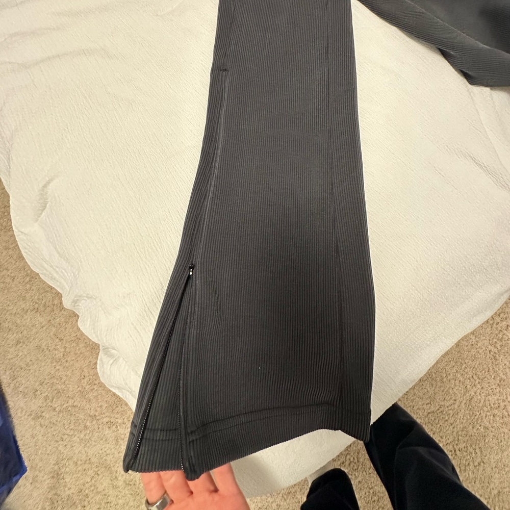 Lululemon Sofstream Ribbed Flare Pants Size 4 - image 5
